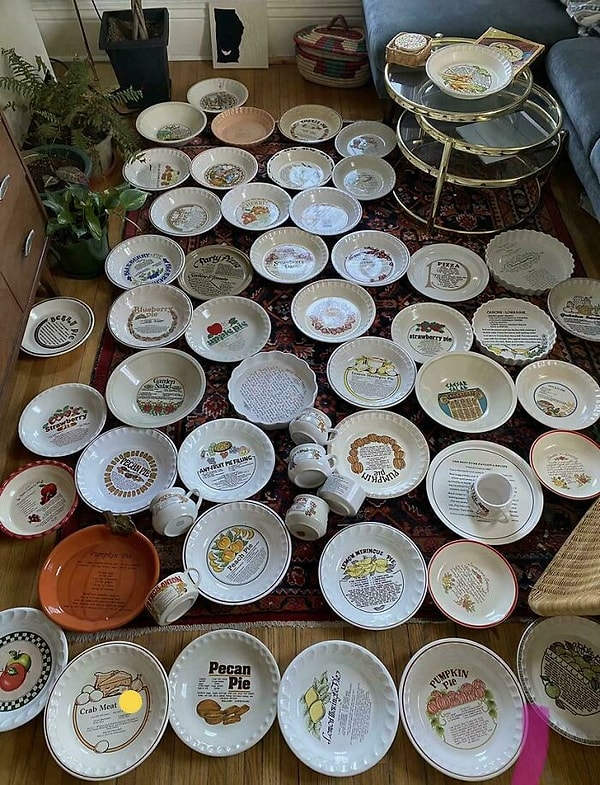 12. Üzerinde yemek tarifleri yazılı vintage tabaklar.