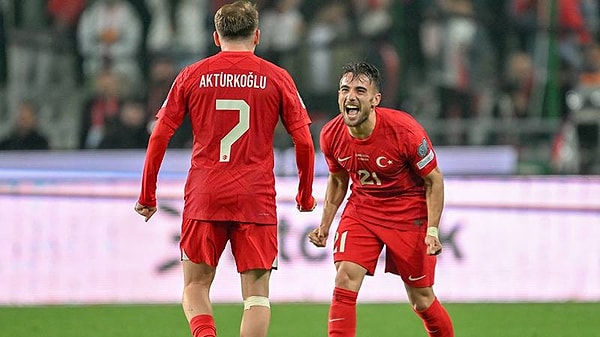 Kerem Aktürkoğlu koşularla Romanya savunmasını zorluyor.