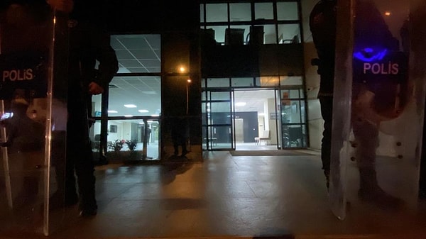 Gece yarısı Marmaris Belediyesi’ne operasyon yapıldı.