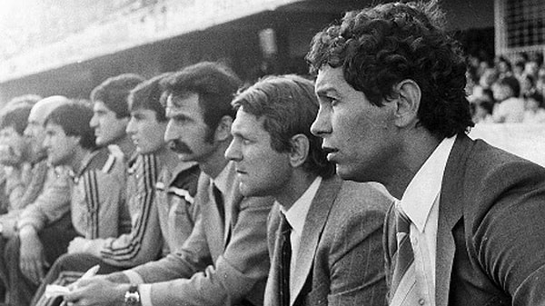 Futbol kariyerinin ardından teknik direktörlüğe soyunan Mircea Lucescu 1981 yılında Romanya Milli Takımı'nı çalıştırmaya başladı.
