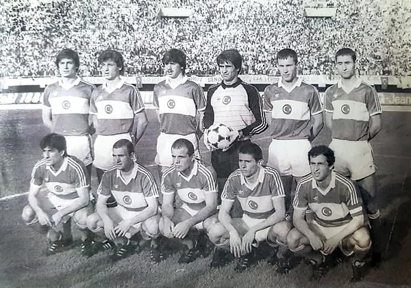 1983 yılında oynanan maçta Şenol Güneş, Fatih Terim gibi günümüzde aktif olarak takım çalıştırmayan isimler yer alıyor.