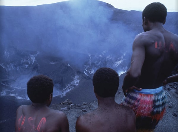 Tarihin en yıkıcı dönemlerinden biri olan II. Dünya Savaşı, yalnızca ülkelerin sınırlarını değil, bazı toplumların inanç sistemlerini de kökten değiştirdi.