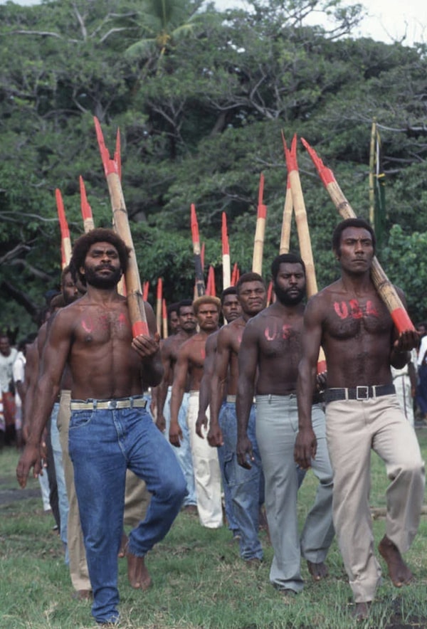 Gökyüzünden gelen bu kargolar, bazı topluluklar tarafından doğaüstü bir gücün hediyesi olarak yorumlandı.