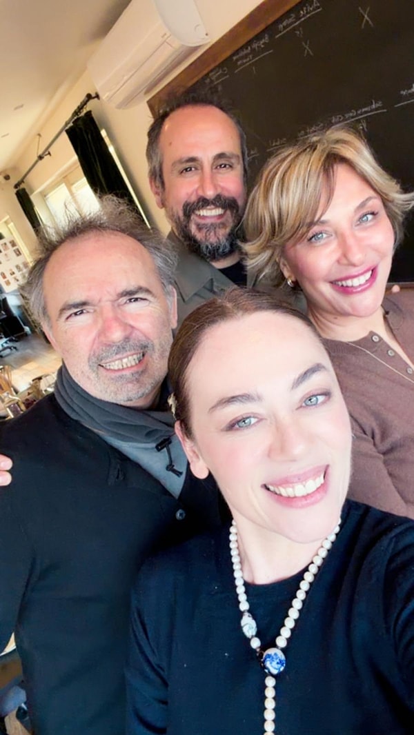 Filmin başrol oyuncularından Demet Evgar, Instagram hesabından aşağıdaki fotoğrafı paylaştı.