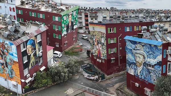 Mersin’in Toroslar ilçesinde hayata geçirilen bir proje, sıradan mahalle görüntüsünü tamamen değiştirdi.