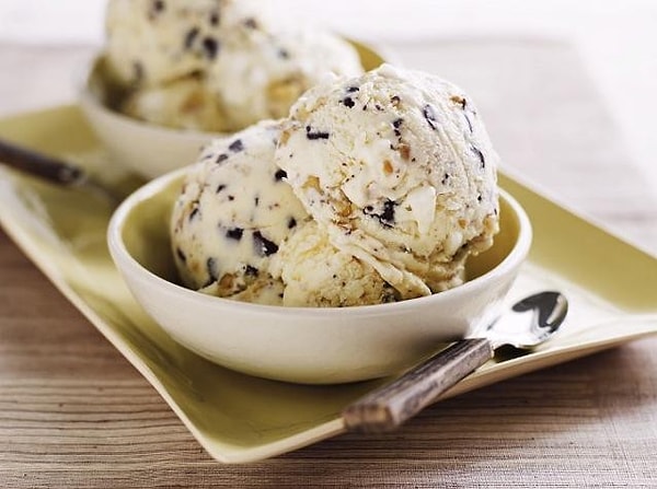 Sen çikolata parçacıklı dondurmasın!