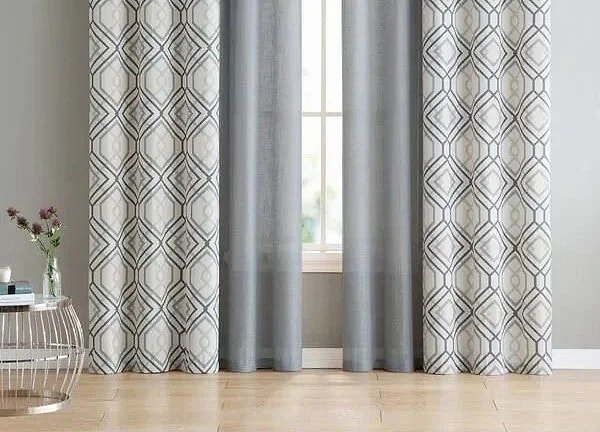 Perde seçimi ve asılma biçimiyle tavanı daha yüksek gösterebilirsin.