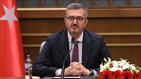 Açılış konuşmasını yaptı.