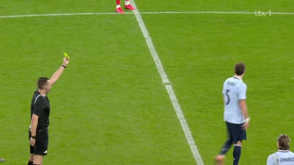 İki kez sarı gördü, kırmızı çıkmadı.