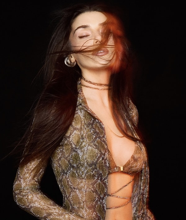 Hande Erçel, İstanbul Cumhuriyet Başsavcılığı tarafından yürütülen uyuşturucu soruşturması kapsamında hakkında gözaltı kararı verilen isimler arasında yer aldı.