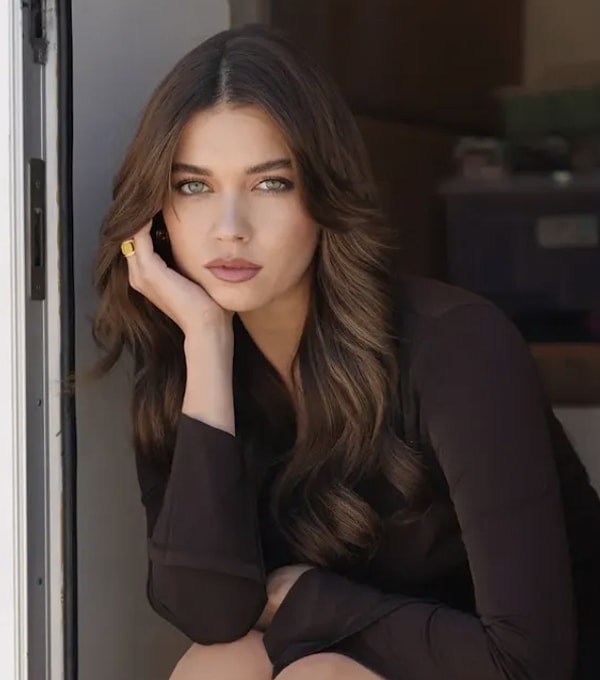 Afra Saraçoğlu, son yıllarda hem yer aldığı projeler hem de yükselen popülaritesiyle adından sıkça söz ettiren isimlerden biri.