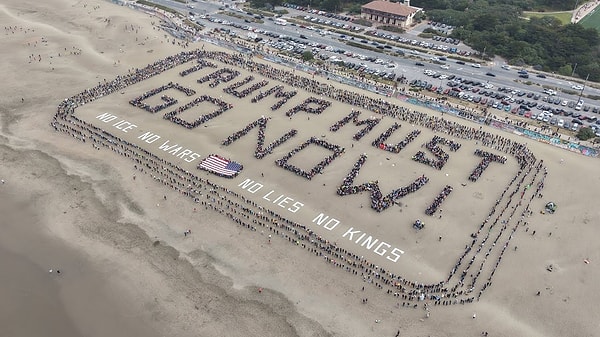 Pankartlarda Küba, İran, Epstein tepkileri ön plana çıktı.