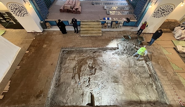 Ortaya çıkarılan havuzun sekizgen yapıda olduğu ve çini bordürlerle çevrili olduğu belirtiliyor.