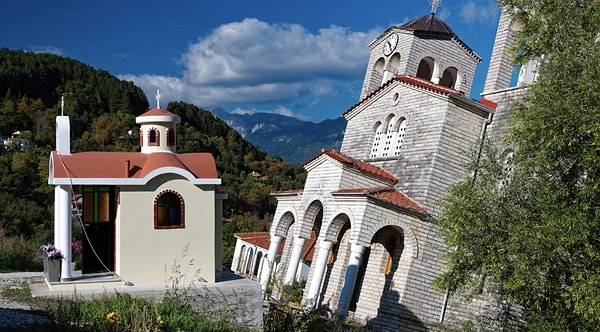 Türkiye'nin komşu ülkesi Yunanistan’da alışılmışın çok dışında bir yapı, son günlerde gündeme oturdu.