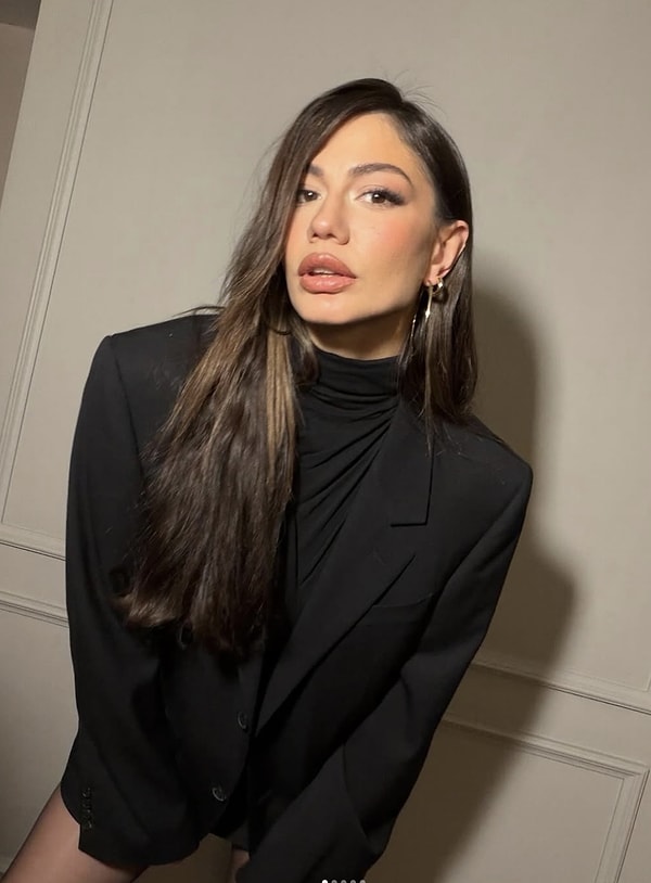 Hayatımıza girdiği günden beri sevilen Demet Özdemir, hem kariyeri hem zarafetiyle gündemden düşmüyor.