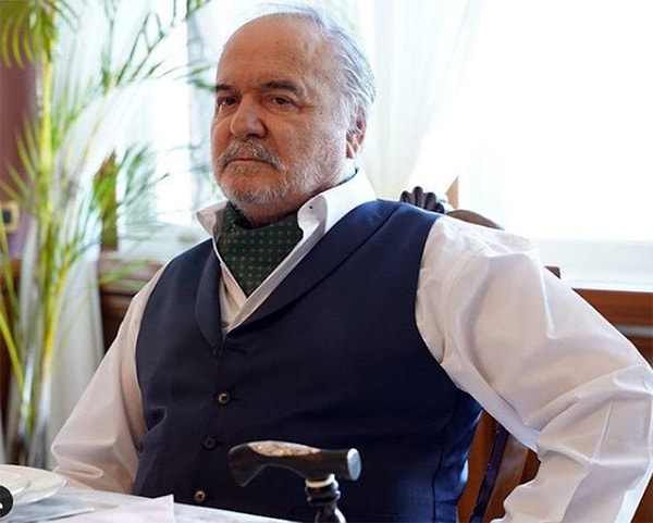 Usta oyunculuğuyla yıllardır ekranların vazgeçilmez isimlerinden biri olan Çetin Tekindor, her rolüyle iz bırakanlardan.