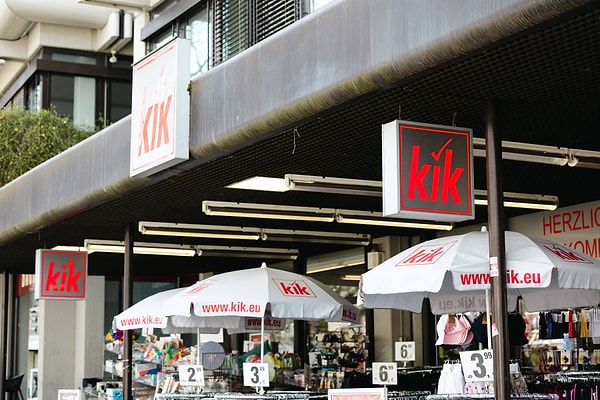 Sürekli yaptığı indirimlerle dikkat çeken ve Avrupa’nın en yaygın mağazacılık zincirlerinden biri olan Kik ilginç bir karar aldı.