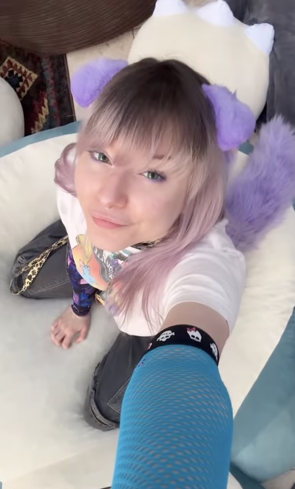 Meowdalyn, sosyal medyadaki hayatını "köpek" gibi yaşayan bir Twitch yayıncısı.