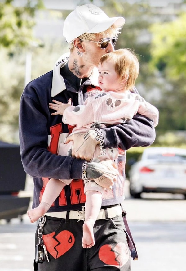 The couple had chosen to name their little girl Saga Blade, making the decision to raise her away from prying eyes.