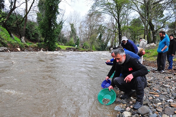 Manisa’da yaşayan 46 yaşındaki İbrahim Irgatçı’nın yaklaşık 2 yıl önce başladığı “kırıntı madenciliği” adeta sosyal kulübe dönüştü.