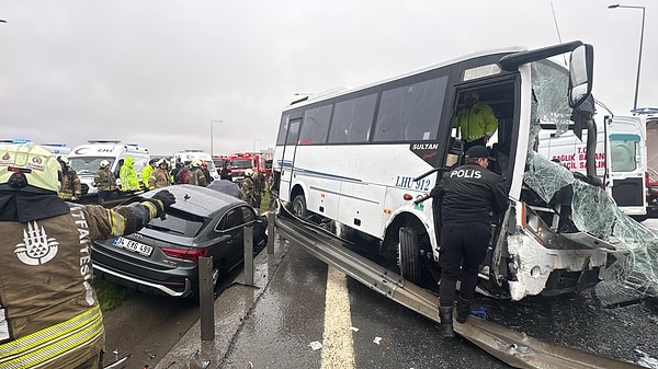 Kuzey Marmara Otoyolu’nda polis servis minibüsünün karıştığı kazada 1 polis memuru şehit oldu, 16 polis memuru yaralandı.