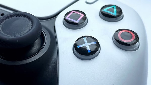 Oyun oynarken parmaklarımızın ezbere bastığı o tuşları anlamlarını hiç sorguladınız mı? Neden Bu işaretler?