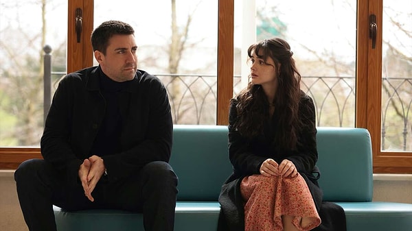 Çağlar Ertuğrul ve Derya Pınar Ak’ın başrolleri paylaştığı Çirkin yayın hayatına başladı.