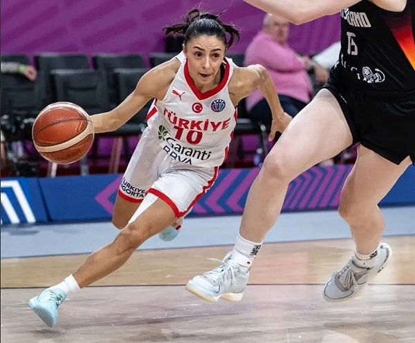 Basketbol izlerken dikkat dağıtan ama bir o kadar da oyunun ruhuna ait olan bir detay var: O keskin gıcırtı sesi…