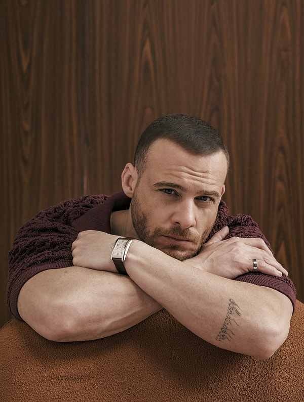 Yeni gelen bilgiye göre kadroya Kerem Bürsin de dahil oldu.