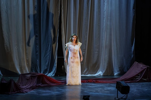 Oyun bitiminde salonu dolduran izleyiciler ayakta alkışa başladı.