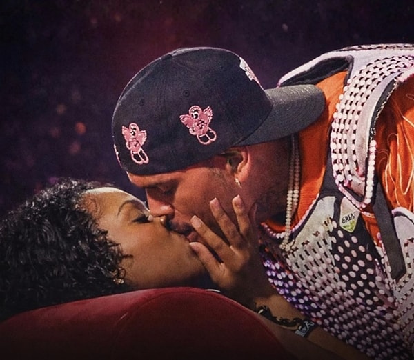 Once again, an incident on stage has hit the headlines like a bombshell, causing quite a scandal.