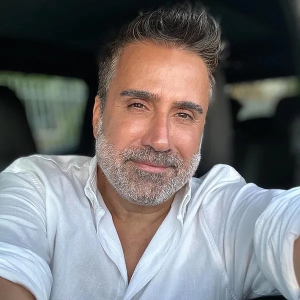 Emrah, uzun süredir uzak kaldığı televizyon ekranlarına yeni bir projeyle dönüyor.