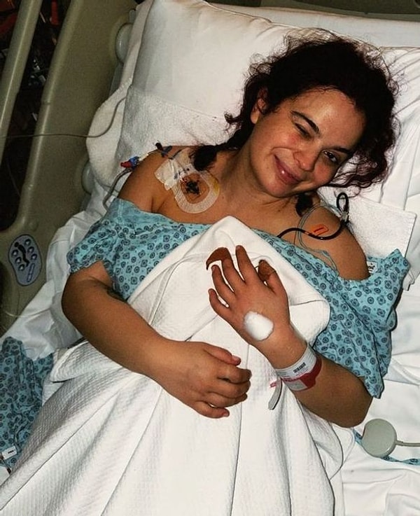 Ünlü oyuncu Aslı Bekiroğlu, rahmindeki miyomları aldırmak için planlı bir ameliyata girmiş, ancak bu rutin operasyon, beklenmedik bir komplikasyonla sonuçlanmıştı.