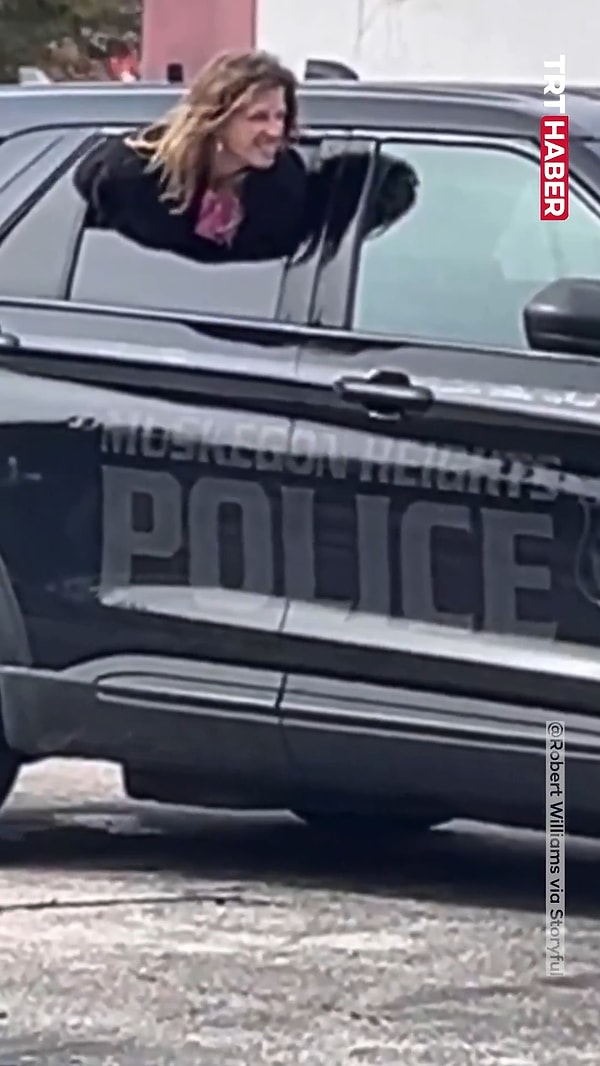 Muskegon Heights Polis Departmanı'ndan alınan bilgilere göre olay, Cumartesi günü öğleden sonra devriye gezen bir memurun terk edilmiş bir dükkanın önünde şüpheli bir araç fark etmesiyle başladı.