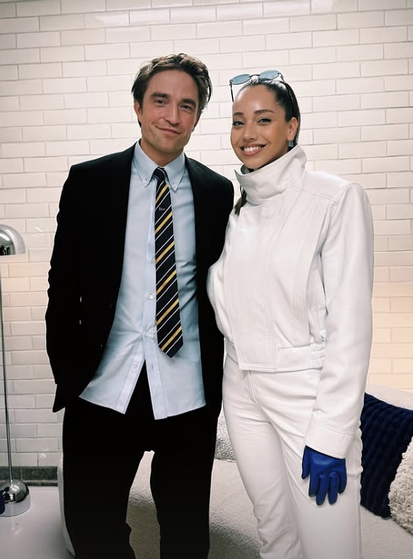 Özge Özacar, yüzü olduğu markanın Londra’da düzenlenen etkinliğinde dünyaca ünlü oyuncu Robert Pattinson ile bir araya geldi.