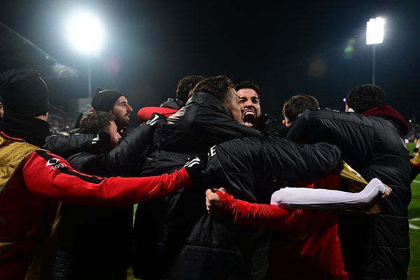 Milli Takımımız savunmada kalabalık beklemeye başladı.