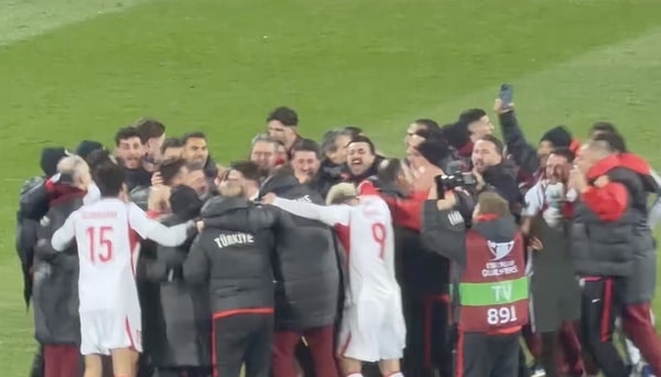 Millilerimiz için şimdi hedef, 2002'deki o unutulmaz ruhu yeniden canlandırarak gruptan çıkmak ve bu tarihi geri dönüşü bir destana dönüştürmek.