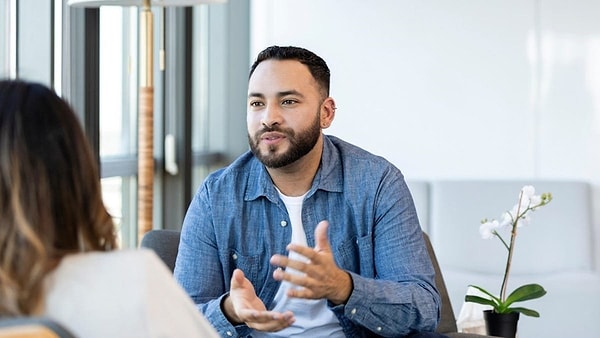 Psikoloji araştırmaları, az konuşan kişilerin daha güçlü algılanabileceğini ortaya koyuyor.