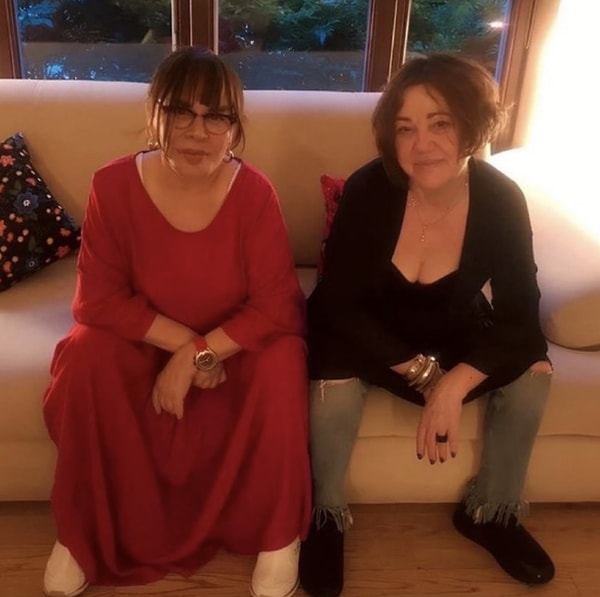 Pop müziğin efsane ismi Sezen Aksu, yıllardır hayatımıza dokunan şarkıları ve güçlü sözleriyle Türkiye’nin en özel sanatçılarından biri olmaya devam ediyor.