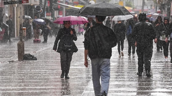 Çevre, Şehircilik ve İklim Değişikliği Bakanlığı Meteoroloji Genel Müdürlüğü hava tahmin uzmanı Cengiz Çelik, bugünden itibaren ülke genelinde yeni bir yağışlı sisteme girileceğini söyledi.