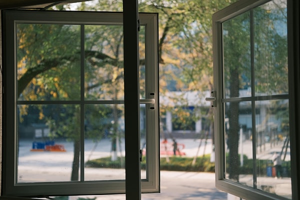 Güvenli havalandırma için gece saatleri öneriliyor.