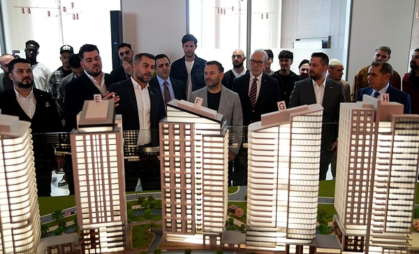 Galatasaray yönetimi, teknik direktör Okan Buruk ve futbolcular, RAMS Park House Maslak Satış Ofisi’ni ziyaret etti.