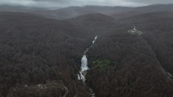 Suuçtu Şelalesi'nin varlığı, yer kabuğundaki devasa hareketlerin bir sonucudur.