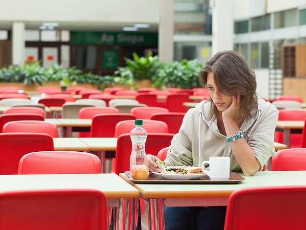 Yalnız yemek yemek, kişinin kendi düşünceleriyle baş başa kalmasını sağlar.