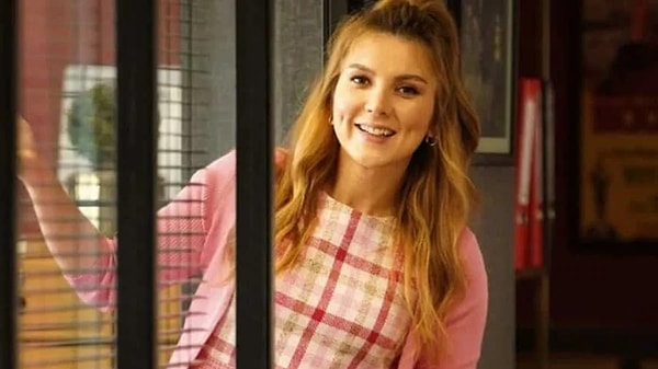 "Aramızda Kalsın" dizisindeki Arife karakteriyle hafızalara kazınan, ardından "Menajerimi Ara" ve "Ömer" gibi yapımlarla başarısını sürdüren Gamze Karaduman, bu kez oyunculuğuyla değil geçirdiği değişimle gündemde.