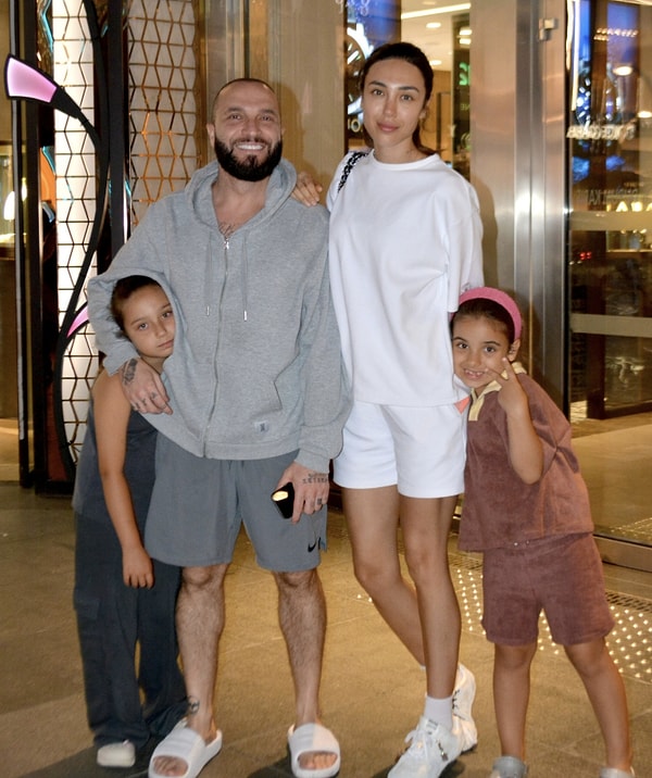 Berkay Şahin, güçlü sesi ve hit şarkılarıyla yıllardır pop müziğin sevilen isimlerinden biri