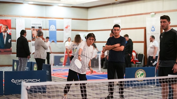 Sahanın kenarında durup sporcuların gözlerine baktığınızda, "ağır engelli" tanımının ne kadar sığ ve yetersiz kaldığını anlıyorsunuz.