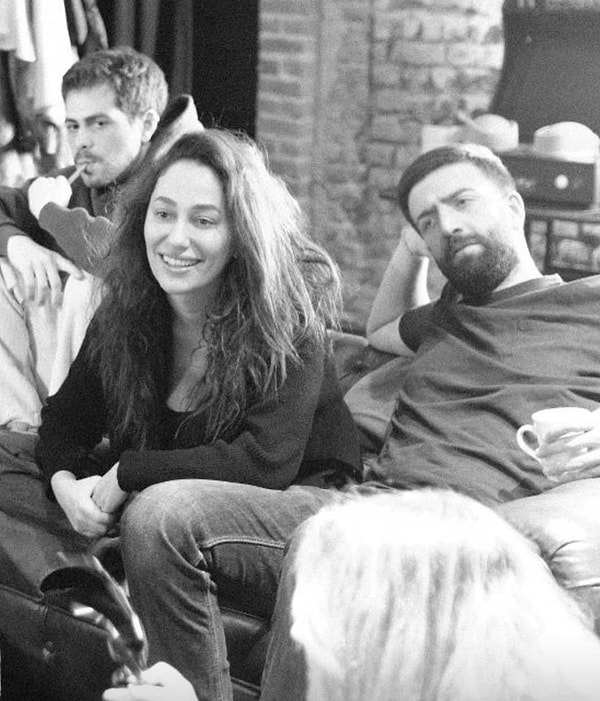 “Bir gün bir yerde buluşuruz, Ramocum… Belki… yani… ihtimaller için yaşıyoruz.” diyerek sözlerine başladı.