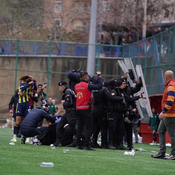 Kadın Futbol Süper Ligi'nin 24. haftasında Yüksekova Spor-Fenerbahçe ArsaVev maçında tribünden atılan cisim teknik direktör Gökhan Bozkaya'ya isabet etti. Bozkaya yaklaşık 5 dakika ayağa kalkamadı, FB TV yayın aracının kabloları da kesildi.