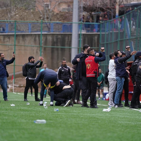 FB TV konuya ilişkin şu açıklamayı yaptı: "Fenerbahçe arsaVev kadın futbol takımımızın Kadınlar Süper Ligi'nde Yüksekova Spor ile Hakkari Şemdinli İlçe Stadı'nda, şu sıralarda oynadığı maçın yayını, canlı yayın aracımız ve ekipmanlarımıza yapılan saldırı nedeniyle gerçekleştirilememektedir."